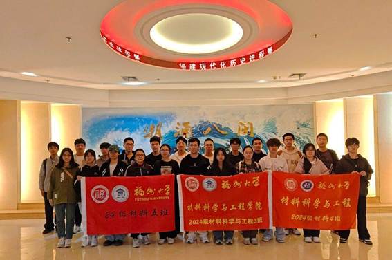 人们在看台上的人演出 AI 生成的内容可能不正确。